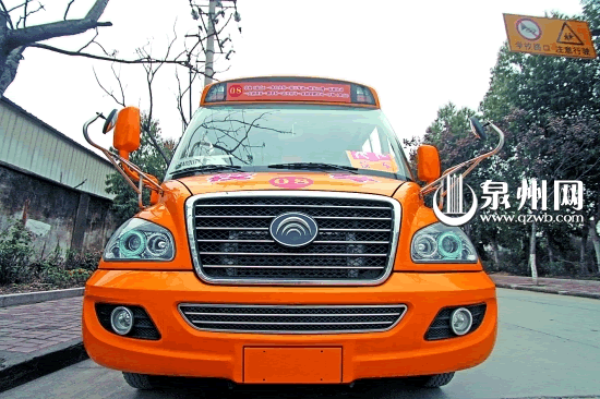 記者體驗泉州的國標校車 時速40公里平穩無顛簸(圖) 記者體驗泉州的國標校車 時速40公里平穩無顛簸(圖)