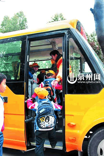 記者體驗泉州的國標校車 時速40公里平穩無顛簸(圖) 記者體驗泉州的國標校車 時速40公里平穩無顛簸(圖)