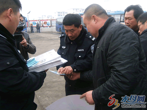 牟平交警對校車駕駛員“充電”發放宣傳資料300余份 牟平交警對校車駕駛員“充電”發放宣傳資料300余份