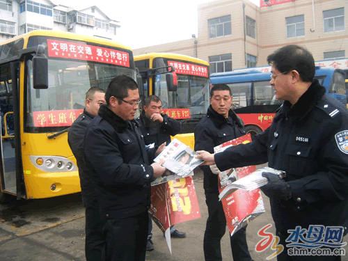 牟平交警對校車駕駛員“充電”發放宣傳資料300余份 牟平交警對校車駕駛員“充電”發放宣傳資料300余份