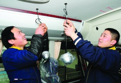 太倉首批“大鼻子”校車服務農民工小學(圖) 太倉首批“大鼻子”校車服務農民工小學(圖)