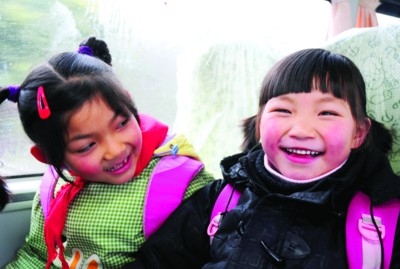 太倉首批“大鼻子”校車服務農民工小學(圖) 太倉首批“大鼻子”校車服務農民工小學(圖)