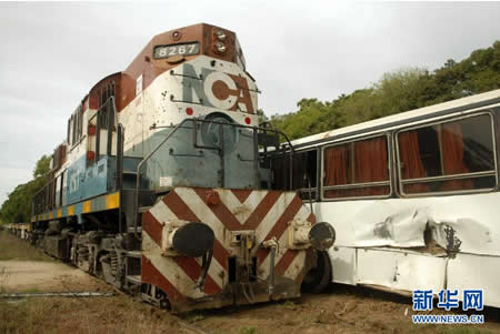 阿根廷火車發生火車撞校車事故(圖) 阿根廷火車發生火車撞校車事故(圖)