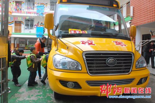 北塔區(qū)某幼兒園引進我市第一臺“大鼻子”校車(圖)
