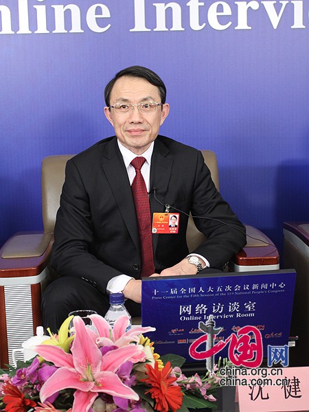 人大代表在線解答校車安全提問/ 人大代表在線解答校車安全提問