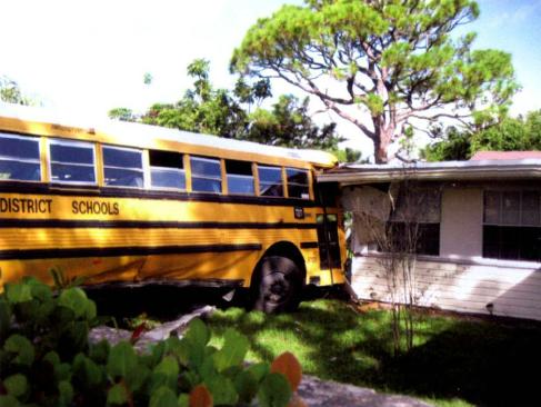 美國校車:一項延續百余年的安全工程(圖) 美國校車:一項延續百余年的安全工程(圖)