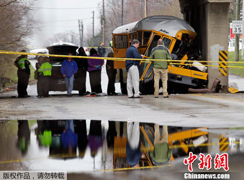 美國印第安納發生校車撞橋墩事故 致2死12傷