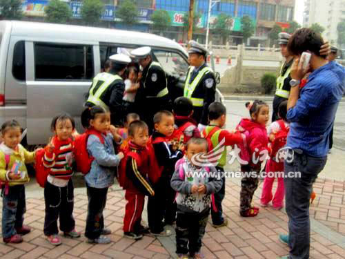 超載校車,不能承受生命之重(圖) 超載校車,不能承受生命之重(圖)