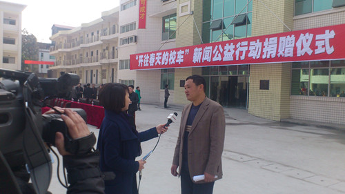 帝王潔具開啟四川“開往春天的校車”公益行動(圖) 帝王潔具開啟四川“開往春天的校車”公益行動(圖)