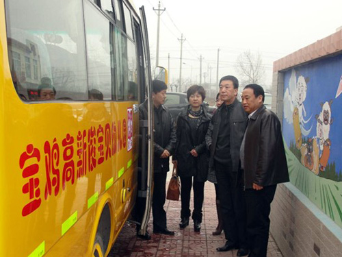 陜西省政府督查組深入寶雞市高新區(qū)檢查校車安全 