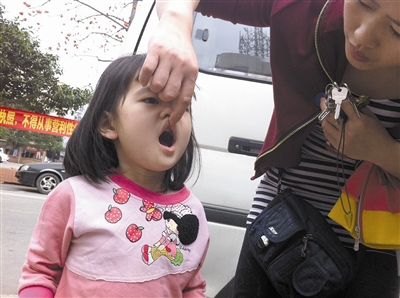 校車急剎車致女童撞斷3顆牙(圖) 校車急剎車致女童撞斷3顆牙(圖)