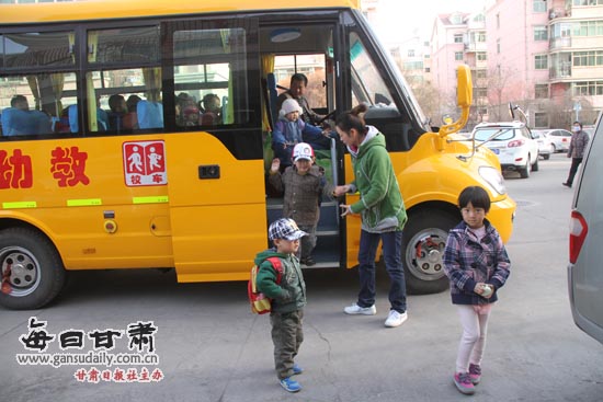 甘肅張掖出現(xiàn)大鼻子校車(圖) 甘肅張掖出現(xiàn)大鼻子校車(圖)