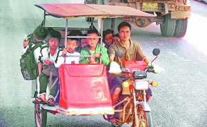 破爛不堪的“校車”一路會(huì)歷多少險(xiǎn)?