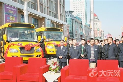 愛心溫暖校園 順峰集團捐贈校車