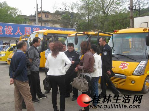 桂林雁山交警深入貫徹執行《校車安全管理條例》 桂林雁山交警深入貫徹執行《校車安全管理條例》