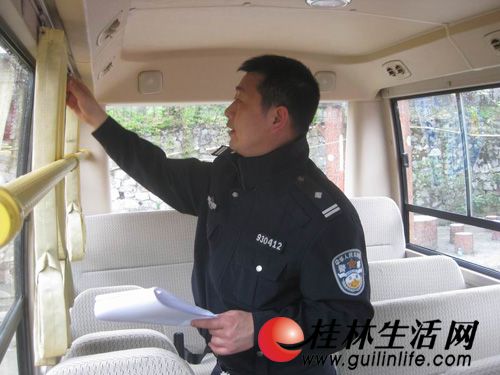 桂林雁山交警深入貫徹執行《校車安全管理條例》 桂林雁山交警深入貫徹執行《校車安全管理條例》