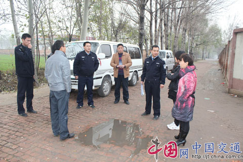 夏津交警嚴把校車交通安全關/ 夏津交警嚴把校車交通安全關