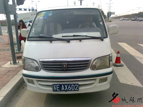 一天之內攔截兩輛超員“黑校車”