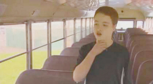 美國(guó)華盛頓：司機(jī)突發(fā)心臟病，13歲男童救校車