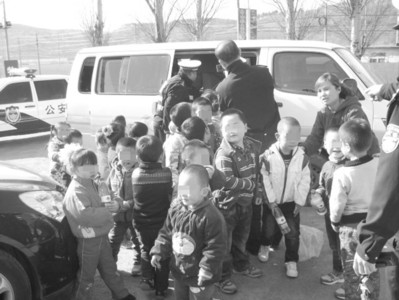 司機為省油9人面包車塞了26個孩子