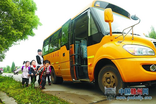 信豐一幼兒園新校車定點定時接送鄉村學童 確保安全 信豐一幼兒園新校車定點定時接送鄉村學童 確保安全