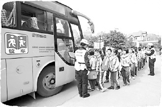 《校車安全管理條例》施行 嚴禁鳴笛閃燈催校車 《校車安全管理條例》施行 嚴禁鳴笛閃燈催校車