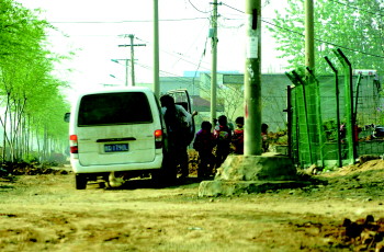 青駝一幼兒園校車11人座塞了49個(gè)娃