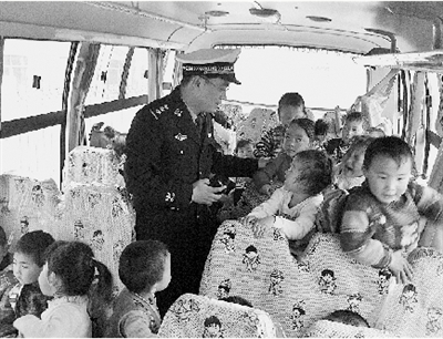 新密：無(wú)牌校車超載21個(gè)幼兒 交警逮個(gè)正著（圖）