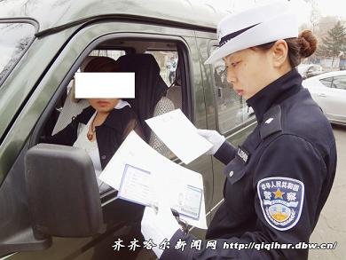 齊齊哈爾女司機剛領駕照一年半竟開校車(圖)
