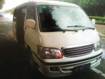 “黑校車”被查 司機稱車上8人都是他的孩子