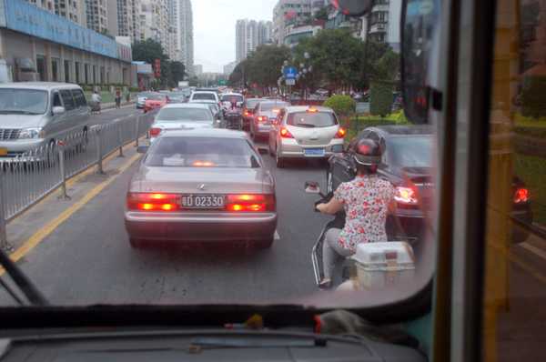 校車感受不到“道路優先權” 一路無車避讓