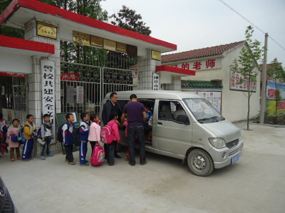 荊門鐘祥市磷礦鎮(zhèn)聯(lián)合小學(xué):管控社會“校車”服務(wù)學(xué)生 荊門鐘祥市磷礦鎮(zhèn)聯(lián)合小學(xué):管控社會“校車”服務(wù)學(xué)生