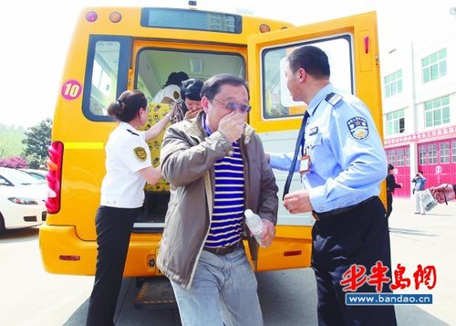 城陽市南校車舉行消防演練(圖) 城陽市南校車舉行消防演練(圖)