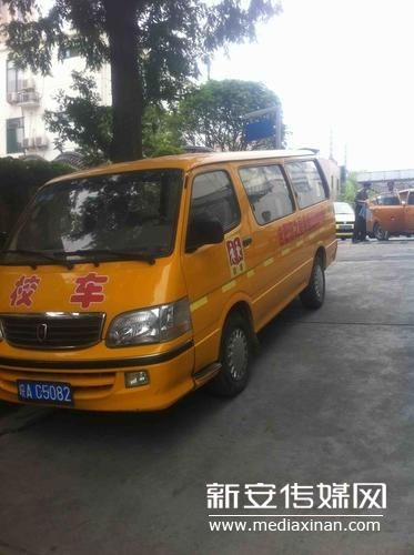 合肥一輛幼兒園校車碰倒2歲半女童/ 合肥一輛幼兒園校車碰倒2歲半女童