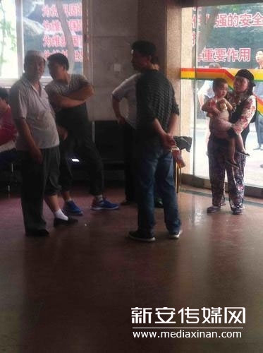 合肥一輛幼兒園校車碰倒2歲半女童/ 合肥一輛幼兒園校車碰倒2歲半女童