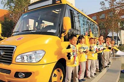慈溪首批大鼻子校車上路了(圖) 慈溪首批大鼻子校車上路了(圖)