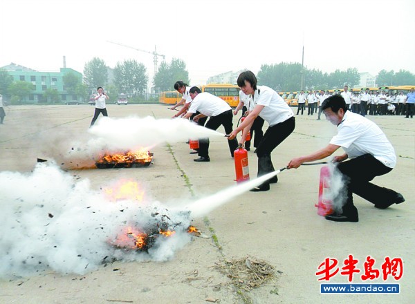 校車(chē)消防演練，40秒50人“逃生”(圖)