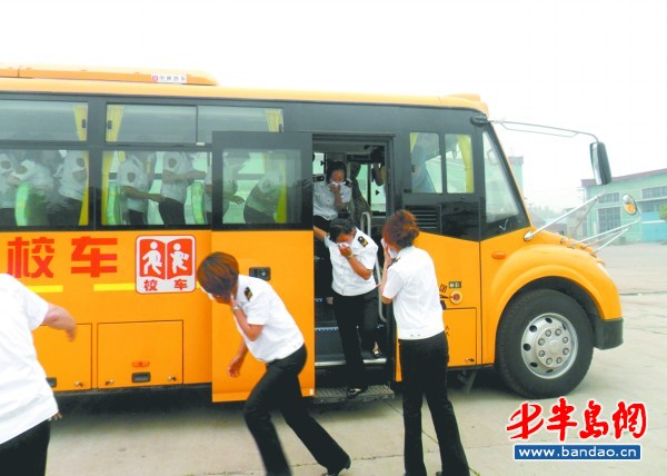 校車(chē)消防演練，40秒50人“逃生”(圖)
