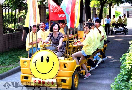 以校車為創意　師生自創拉風自行車 
