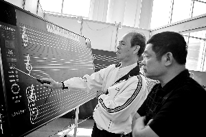 帶“黑匣子”的校車(組圖) 帶“黑匣子”的校車(組圖)