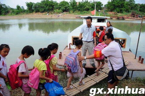 廣西田陽縣:“水上校車”免費擺渡(圖) 廣西田陽縣:“水上校車”免費擺渡(圖)