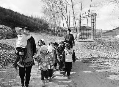 黑龍江堿北村撤點并校：50余學生乘18座校車回家（圖）