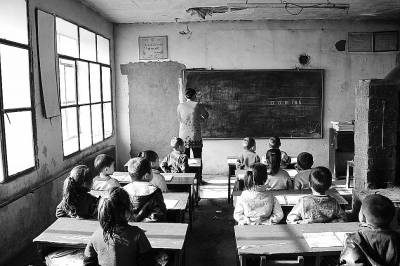 黑龍江堿北村撤點并校：50余學生乘18座校車回家（圖）