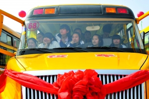 長春市新標準校車昨日運行啟動(圖) 長春市新標準校車昨日運行啟動(圖)