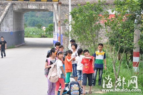 福州閩侯:校車點無遮棚小學生每天暴曬 福州閩侯:校車點無遮棚小學生每天暴曬