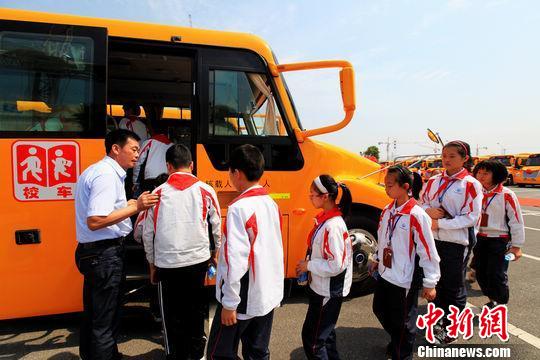 60輛校車開進江蘇吳江 首創公司化運營新模式
