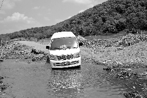 東遼縣遼河源鎮(zhèn)：新校車來了 “坑包路”擋住去路(圖)