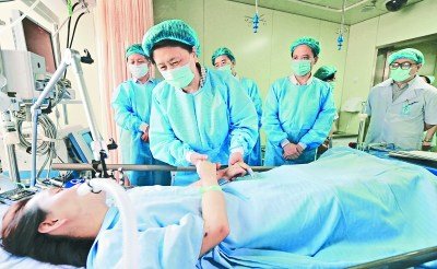 劉延東代表黨中央國務院看望慰問最美女教師張麗莉