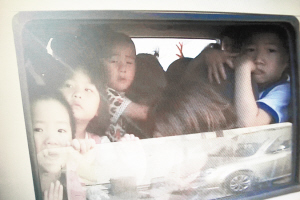 廈門:幼兒園7人座校車竟塞了42人 小朋友的臉緊貼后窗玻璃 廈門:幼兒園7人座校車竟塞了42人 小朋友的臉緊貼后窗玻璃