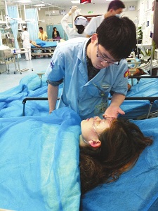 成都:滿載幼兒客車發生側翻 校方稱不是校車 成都:滿載幼兒客車發生側翻 校方稱不是校車